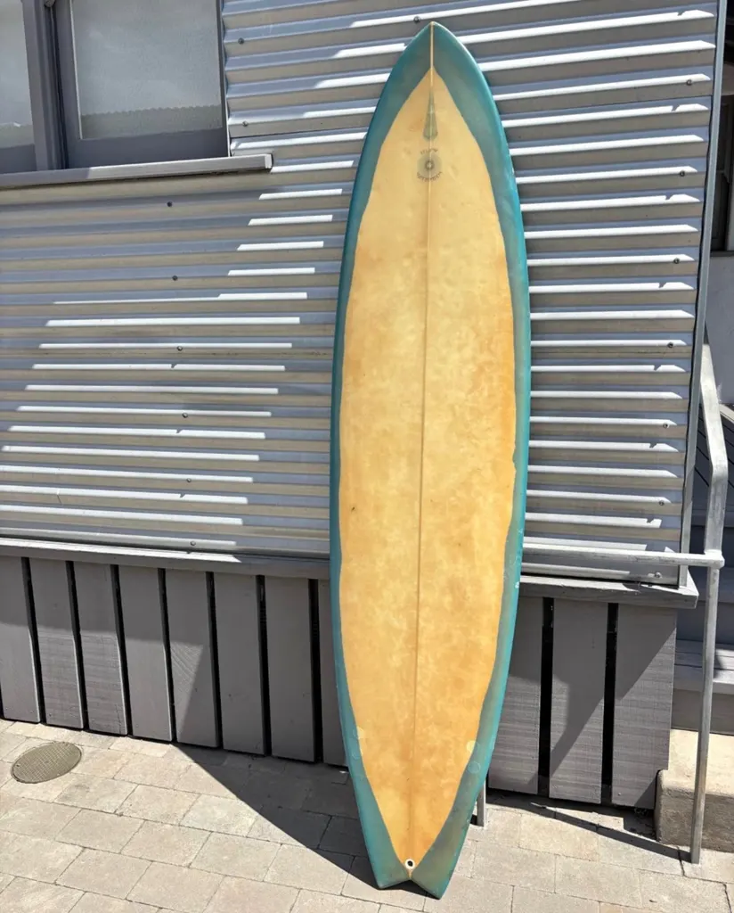 Great Intermediate Surfboard With Fins. - Image 1