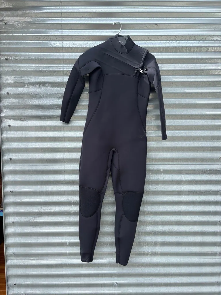3/2 Mm Wetsuit 12S Chest Zip - Image 1