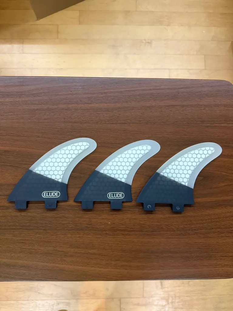 ELUDE Medium Fiberglass Hexcore FCS Thruster Fins - Image 1
